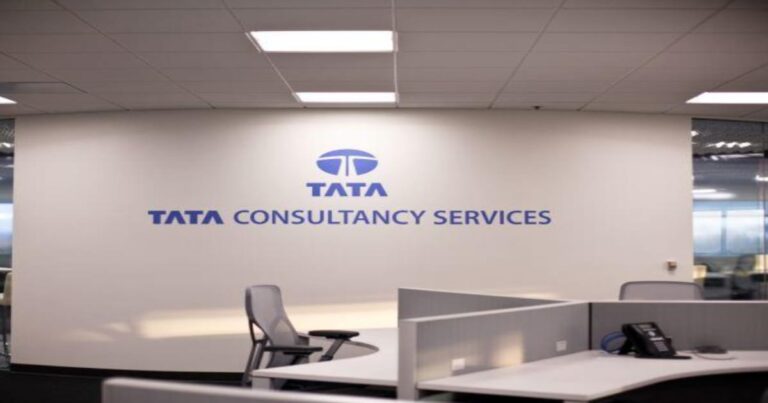 12000 TCS employees lose their jobs (TCS প্রায় ১২,০০০ কর্মীকে ছাঁটাই করছে)